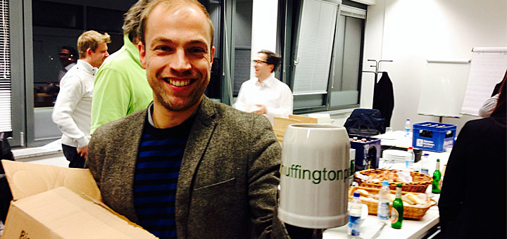 Sebastian Matthes, Chefredakteur der Huffingtonpost Deutschland, mit dem Huffingtonprost-Bierkrug