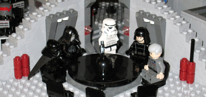 „Lego Star Wars - Set 10188 Death Star (6884959175)“ von InSapphoWeTrust from Los Angeles, California, USA - Lego Star Wars - Set 10188 Death StarUploaded by russavia. Lizenziert unter CC BY-SA 2.0 über Wikimedia Commons - http://commons.wikimedia.org/wiki/File:Lego_Star_Wars_-_Set_10188_Death_Star_(6884959175).jpg#mediaviewer/File:Lego_Star_Wars_-_Set_10188_Death_Star_(6884959175).jpg
